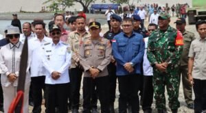 Kapolres SBB Dampingi Bupati dalam Ritual Adat dan Pemuatan Perdana Batu Gamping di Hulung