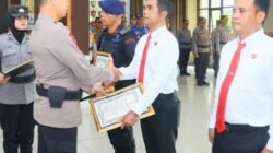 Kapolda Maluku Beri Penghargaan 62 Personel yang Berhasil Tangkap DPO Kasus Persetubuhan Anak