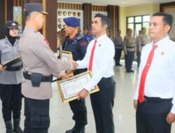 Kapolda Maluku Beri Penghargaan 62 Personel yang Berhasil Tangkap DPO Kasus Persetubuhan Anak