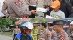 Kapolres SBB Pimpinan Pembagian 150 Paket Takjil Di Depan Mako Polres